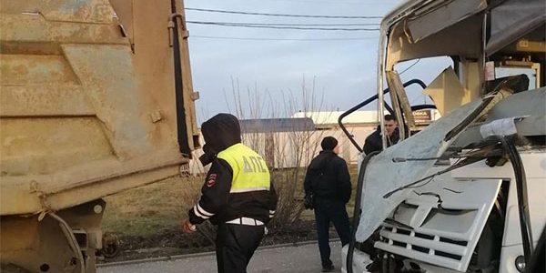В Краснодаре иномарка «подрезала» мусоровоз, в него врезался маршрутный автобус
