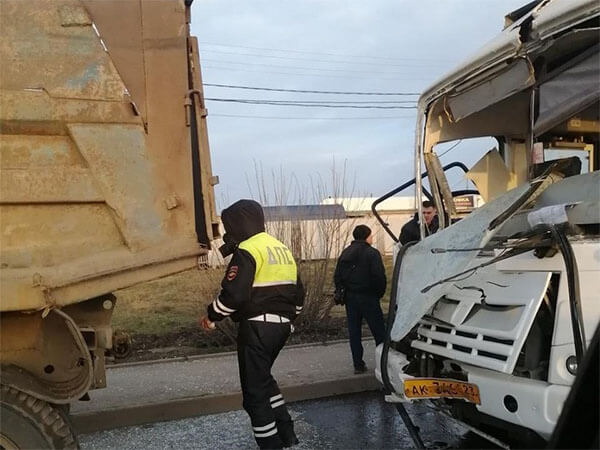В Краснодаре иномарка «подрезала» мусоровоз, в него врезался маршрутный автобус