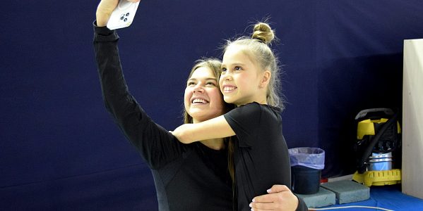 Чемпионка мира Солдатова провела мастер-класс для юной гимнастки из Краснодара
