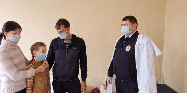 На Кубани полицейский спас ребенка, отравившегося угарным газом