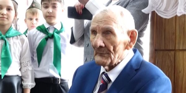 В Красноармейском районе ветерана Алексея Щербакова поздравили со 100-летием