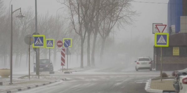 В Новороссийске второй день бушует ураган