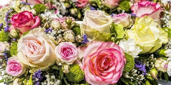 В России самым популярным подарком на 8 Марта для коллег стали цветы