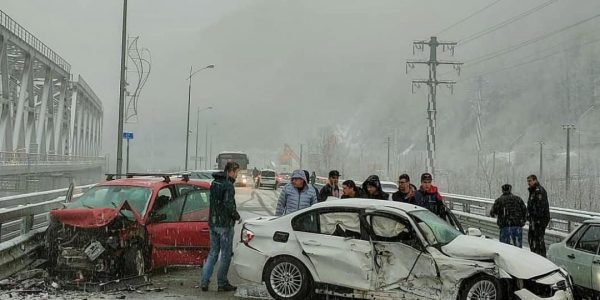 В Сочи на горной трассе из-за жесткого ДТП на время ввели реверсивное движение