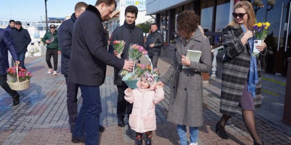 Мэр Сочи в честь 8 Марта дарил женщинам цветы на набережной