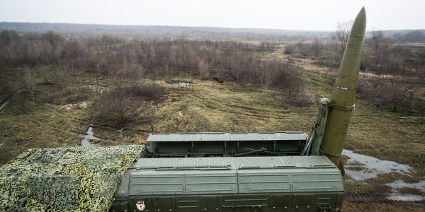 На Кубани военные с помощью аэрозольной завесы «спрятали» в поле «Искандеры»