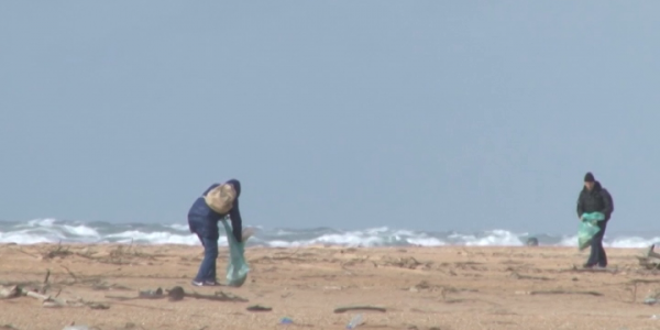 Жители Анапы в рамках субботника убрали пляж после шторма