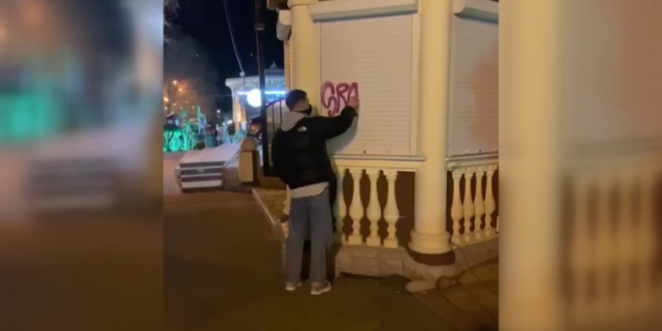 В Сочи задержали блогера, который незаконно рисовал граффити на стенах зданий