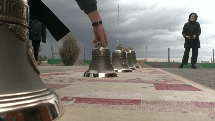 В Каневском районе предприниматель подарил колокола местному храму