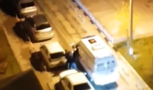 В Краснодаре мужчина избил водителя скорой помощи из-за перегороженного проезда