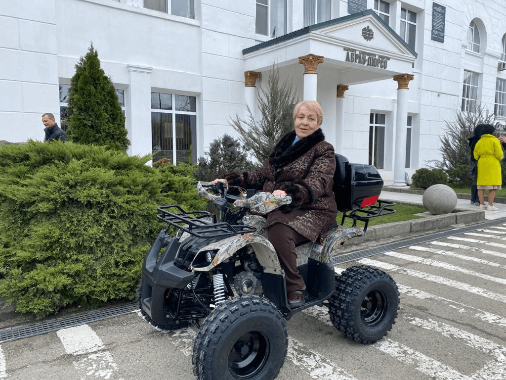 В селе Большие Хутора 73-летняя фельдшер ездит к пациентам на квадроцикле