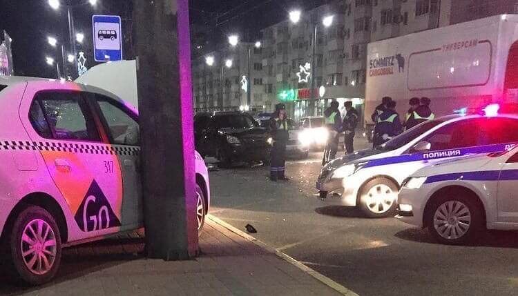 В Новороссийске машина «Яндекс.Такси» вылетела на тротуар, есть пострадавшие