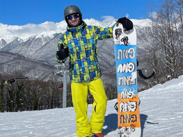 Певец Сергей Лазарев научился кататься на сноуборде на курорте в Сочи