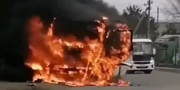 В Краснодаре утром 14 марта загорелся пассажирский автобус