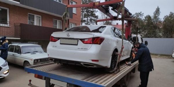 В Краснодаре приставы эвакуатором увезли Lexus должника прямо от его подъезда