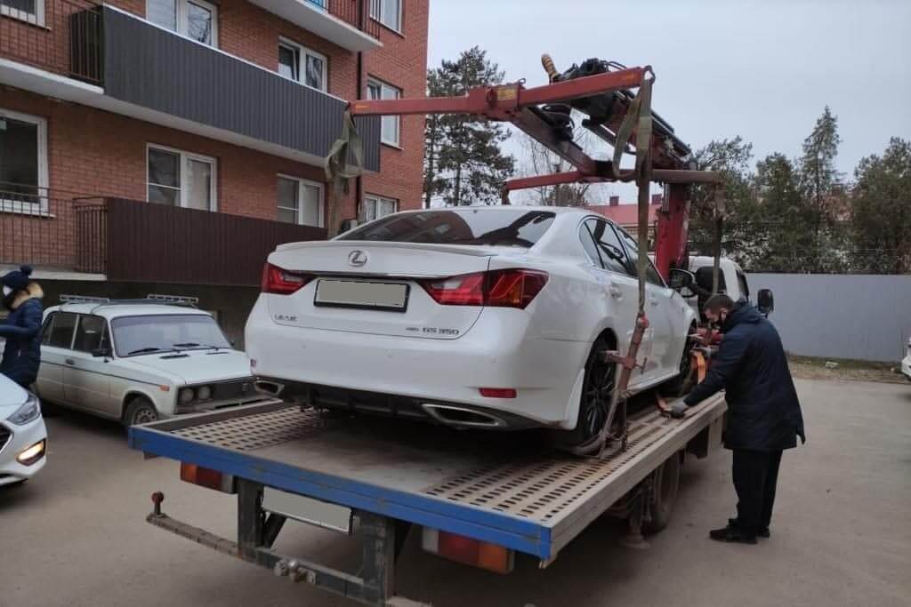 В Краснодаре приставы эвакуатором увезли Lexus должника прямо от его подъезда