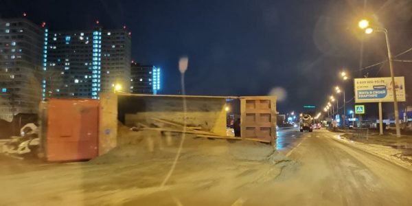 В Краснодаре после столкновения с такси перевернулся грузовик с песком
