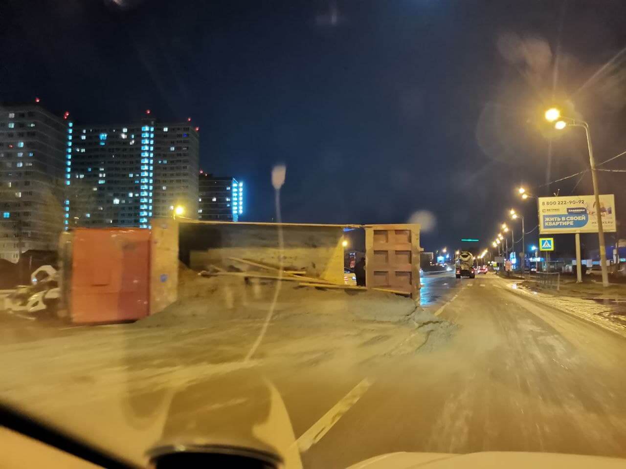 В Краснодаре после столкновения с такси перевернулся грузовик с песком