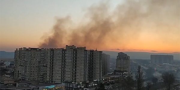 В Анапе загорелась многоэтажка на площади 1,5 тыс. кв. метров