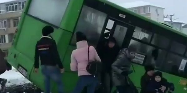 В Горячем Ключе автобус с пассажирами съехал в кювет на заснеженной трассе