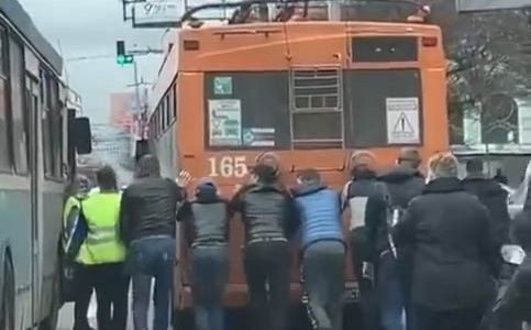 В Краснодаре пассажиры толкали потерявший ход из-за обрыва линии троллейбус