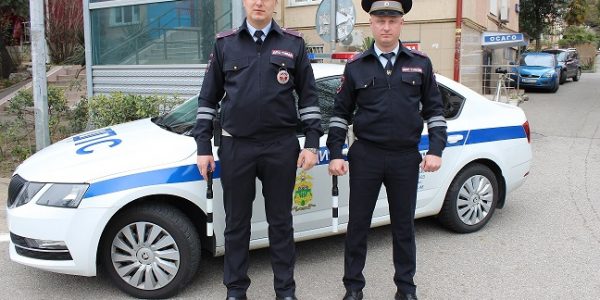 В Сочи полицейские спасли больного ребенка, застрявшего в пробке вместе с мамой