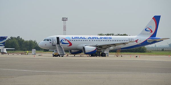Летевший в Сочи самолет экстренно сел в Самаре из-за недомогания пассажира