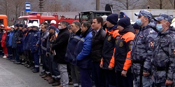 В Лазаревском районе спасатели прошли учения по борьбе с последствиями паводка