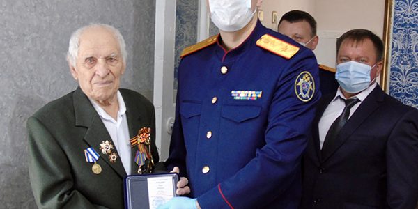 На Кубани 100-летнему ветерану вручили медаль в честь 75-летия Победы