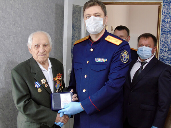 На Кубани 100-летнему ветерану вручили медаль в честь 75-летия Победы