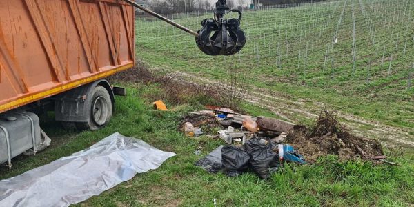 На Кубани во время уборки свалки от удара током погиб водитель «КамАЗа»