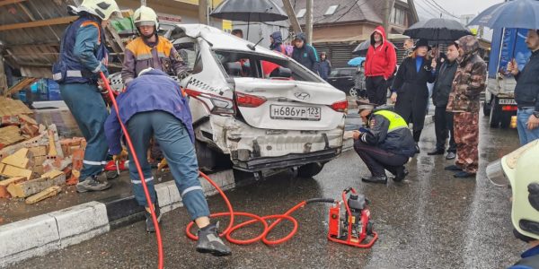 В Сочи водитель такси врезался в автобусную остановку, его зажало в салоне