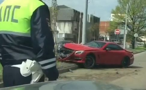 В Краснодаре две иномарки на разных улицах врезались в столбы