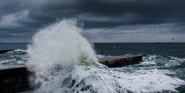 В Туапсе объявили штормовое предупреждение о сильном тягуне в море