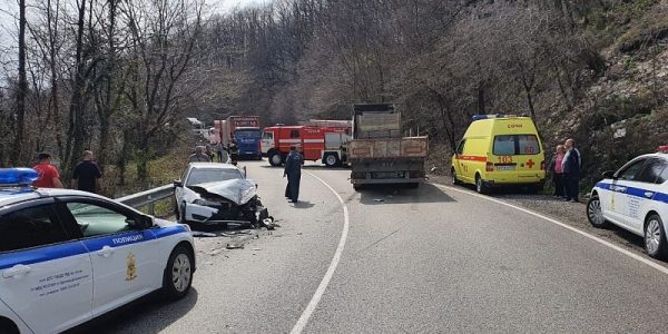 В Сочи фура протаранила машину такси, пострадали два человека