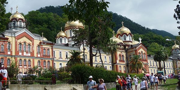 Абхазия не будет усложнять правила въезда для туристов из России