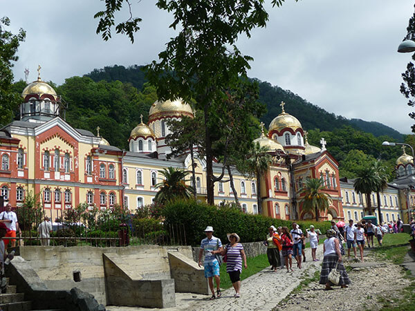 Абхазия не будет усложнять правила въезда для туристов из России