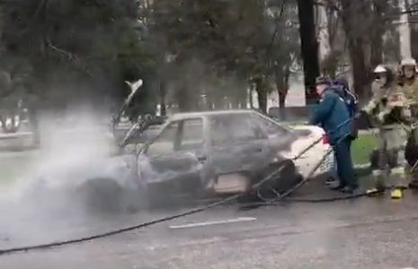 В центре Краснодара на проезжей части сгорел автомобиль