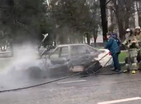 В центре Краснодара на проезжей части сгорел автомобиль