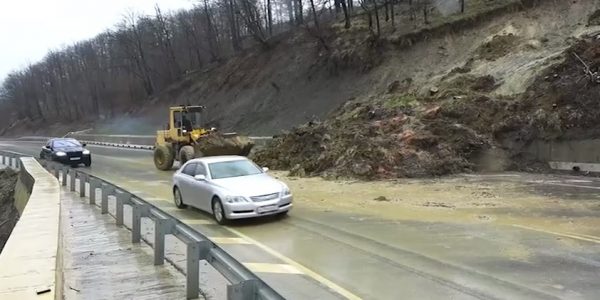 На трассу под Геленджиком рано утром сошел оползень