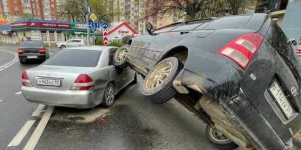 В Краснодаре Toyota не уступила дорогу на кольце и почти перевернулась