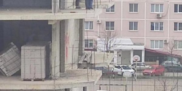 В Краснодаре дети гуляли на балконе недостроенной многоэтажки