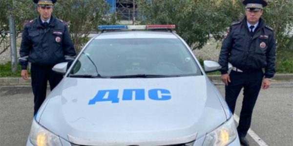 В Сочи полицейские помогли доставить в больницу потерявшего сознание мужчину