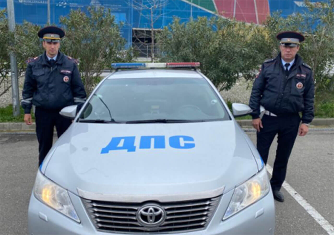 В Сочи полицейские помогли доставить в больницу потерявшего сознание мужчину