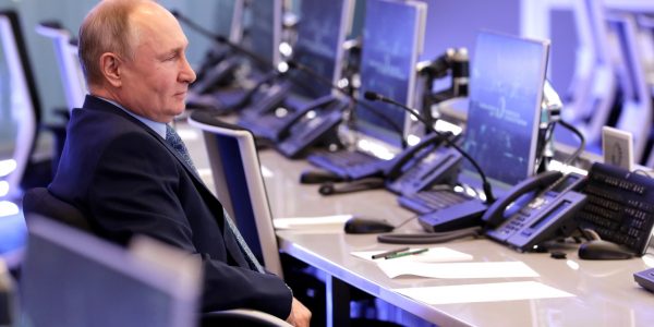 Путин: нужно убрать бессмысленные требования в соцсфере, которые унижают людей