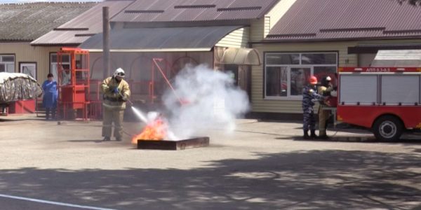 В Славянском районе будущим спасателям подарили пожарный автомобиль