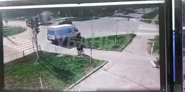 Появилось видео столкновения скорой помощи с легковым автомобилем в Тимашевске