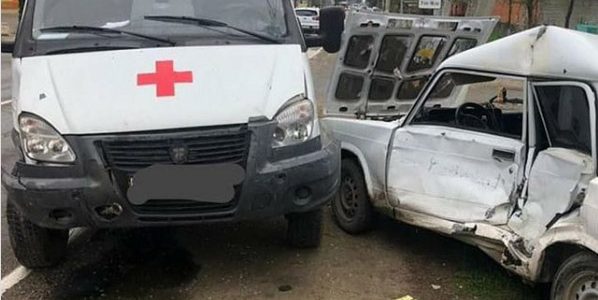 В Краснодарском крае «семерка» на перекрестке протаранила скорую помощь