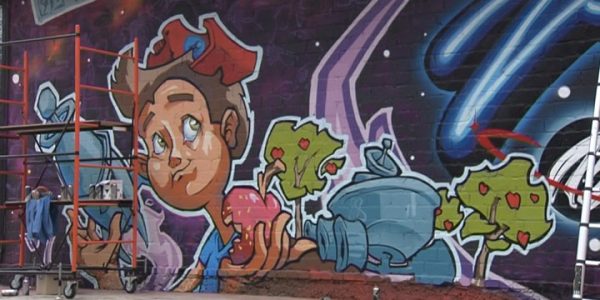 В Краснодаре художники нарисовали приуроченное ко Дню космонавтики граффити