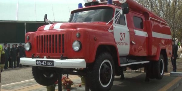 В Кавказском районе установили памятник пожарному автомобилю